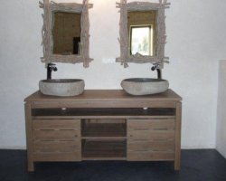 Aménagement d'une salle de bain par un meuble en teck avec vasques