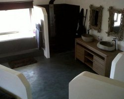Aménagement d'une salle de bain par un meuble en teck avec vasques