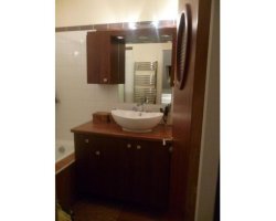 Réalisation de meubles de salle de bain en melaminé ton bois